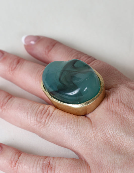 Bague audacieuse ornée d'une pierre tourbillonnante bleue et or