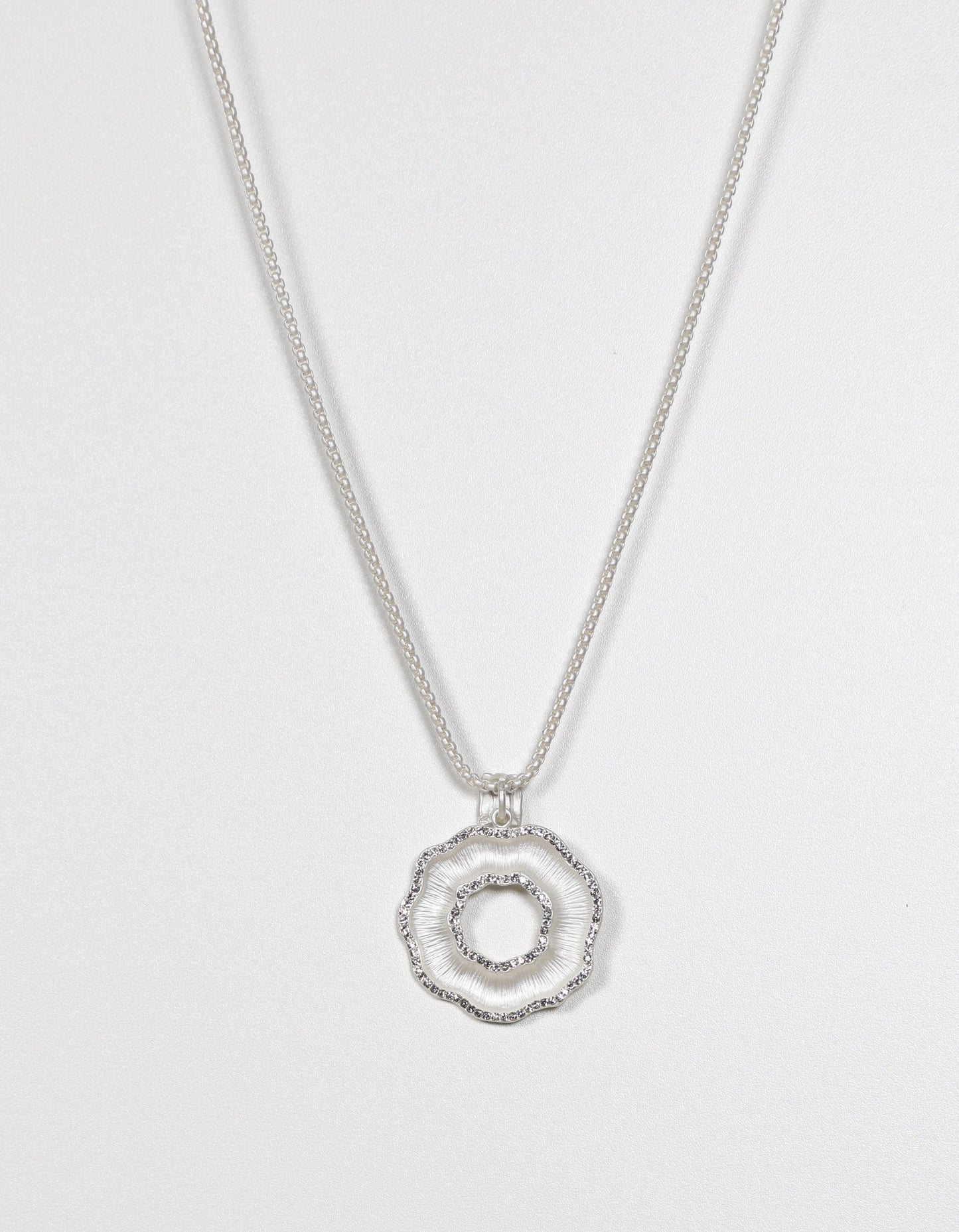 Collier à cercle ouvert texturé argenté