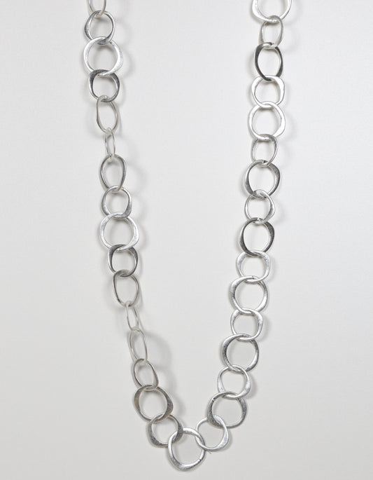 Interlocking Abstract Circle Necklace – Silver