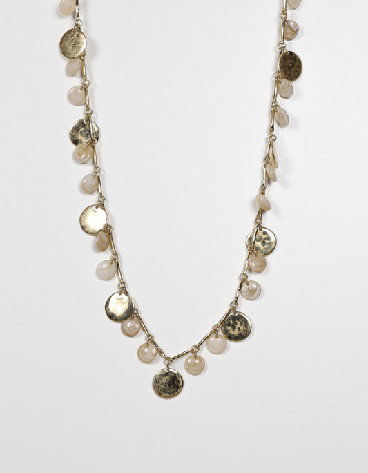 Collier en chaîne dorée avec pendentifs en pièces de monnaie assorties