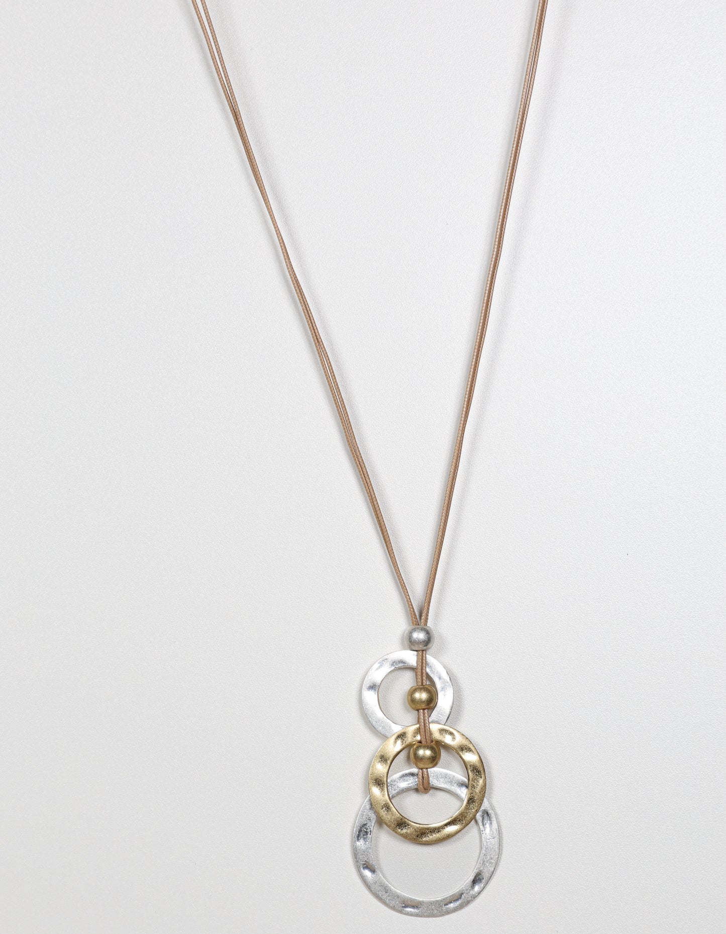 Collier en cordon argenté avec cercles texturés