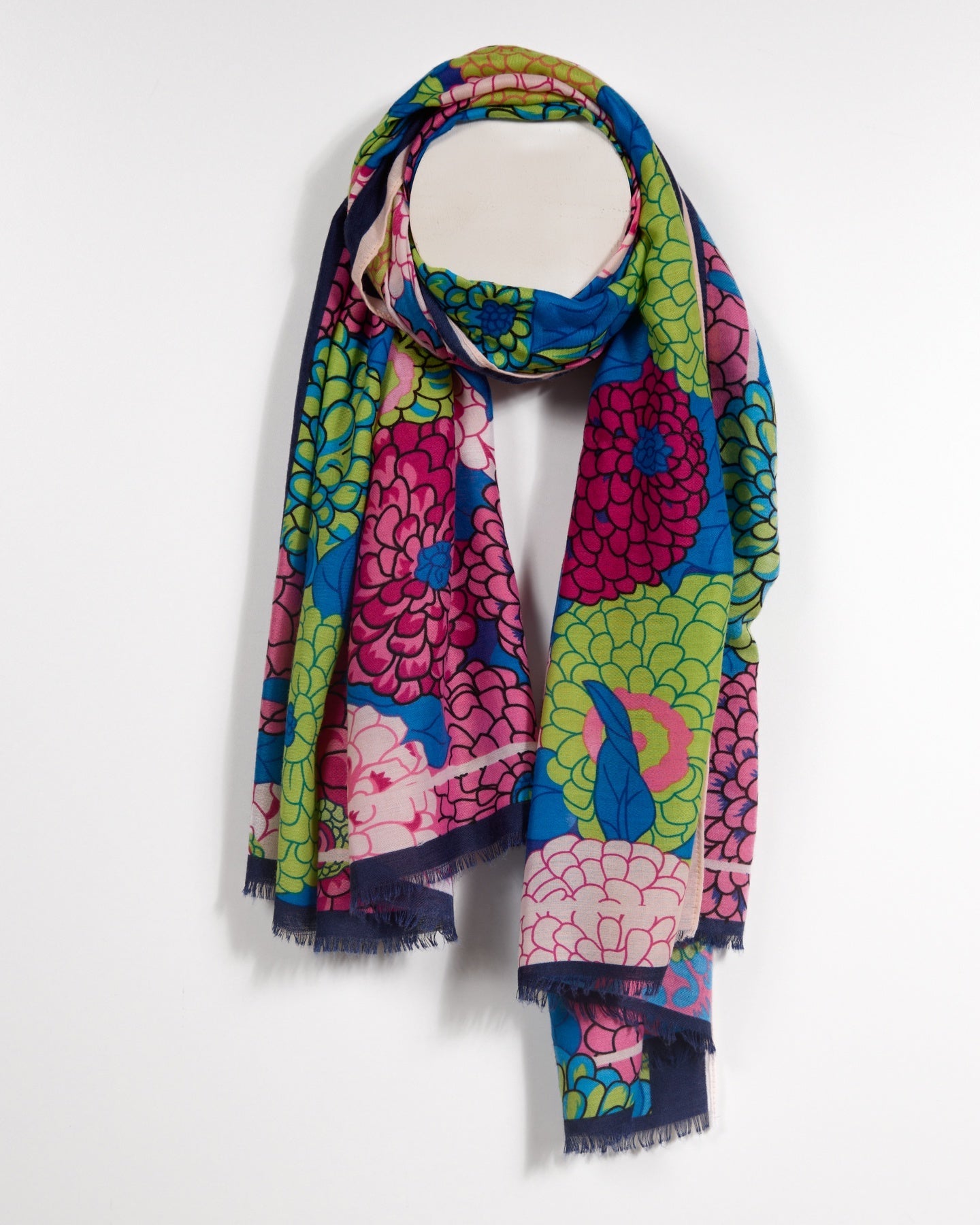 Écharpe à imprimé floral aux couleurs vives sur fond bleu marine profond